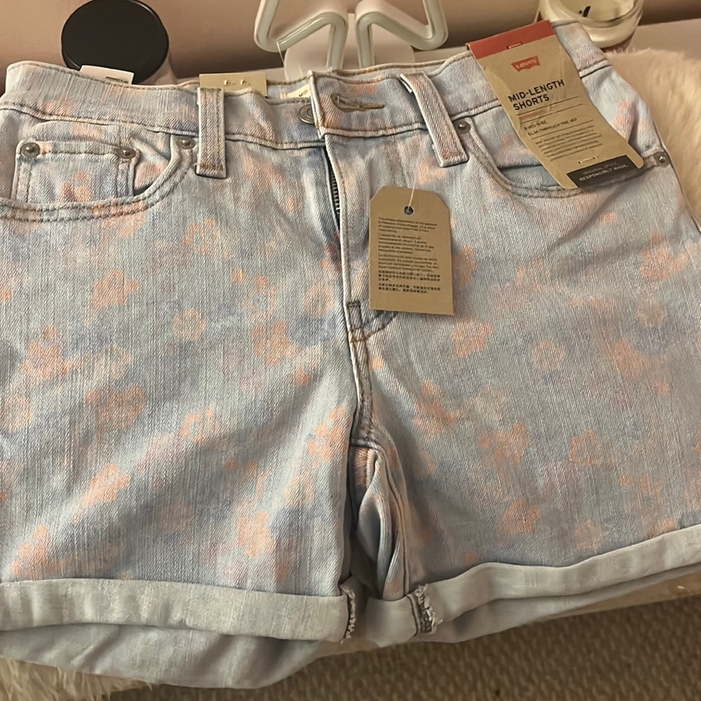 •Brand new never worn mid length LEVI shorts